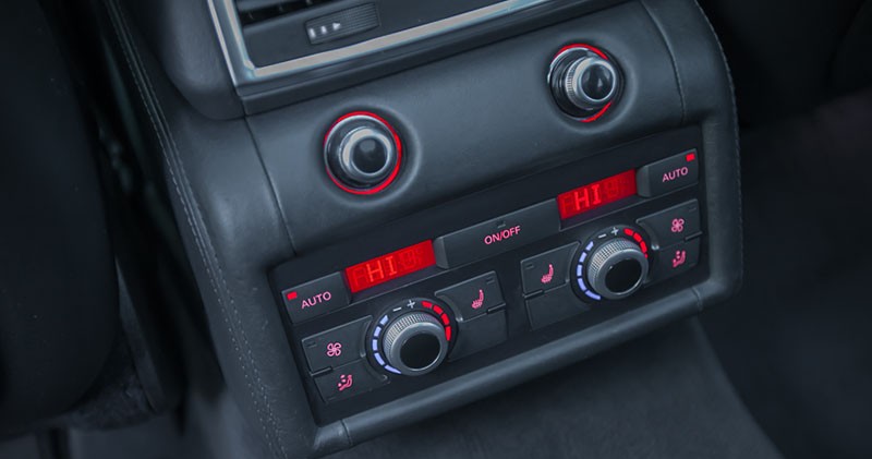 Tylni mini kokpit do zarządzania klimatyzacją w Audi Q7