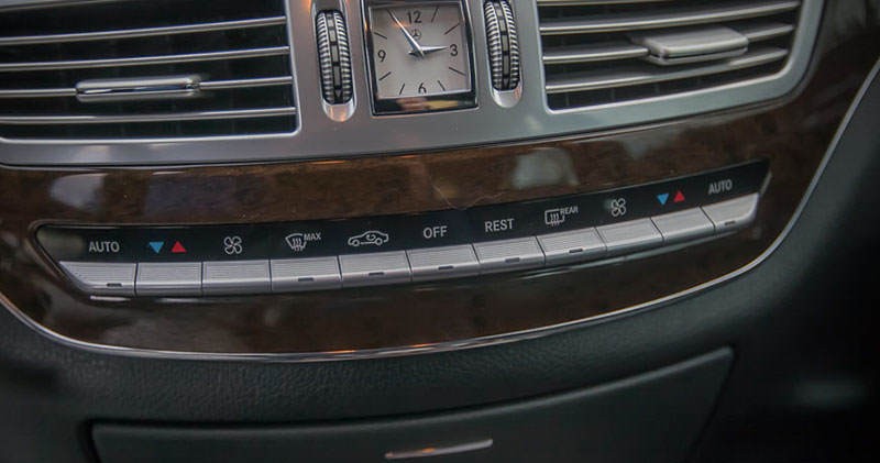 Kokpit z zegarem Mercedesa S klasy