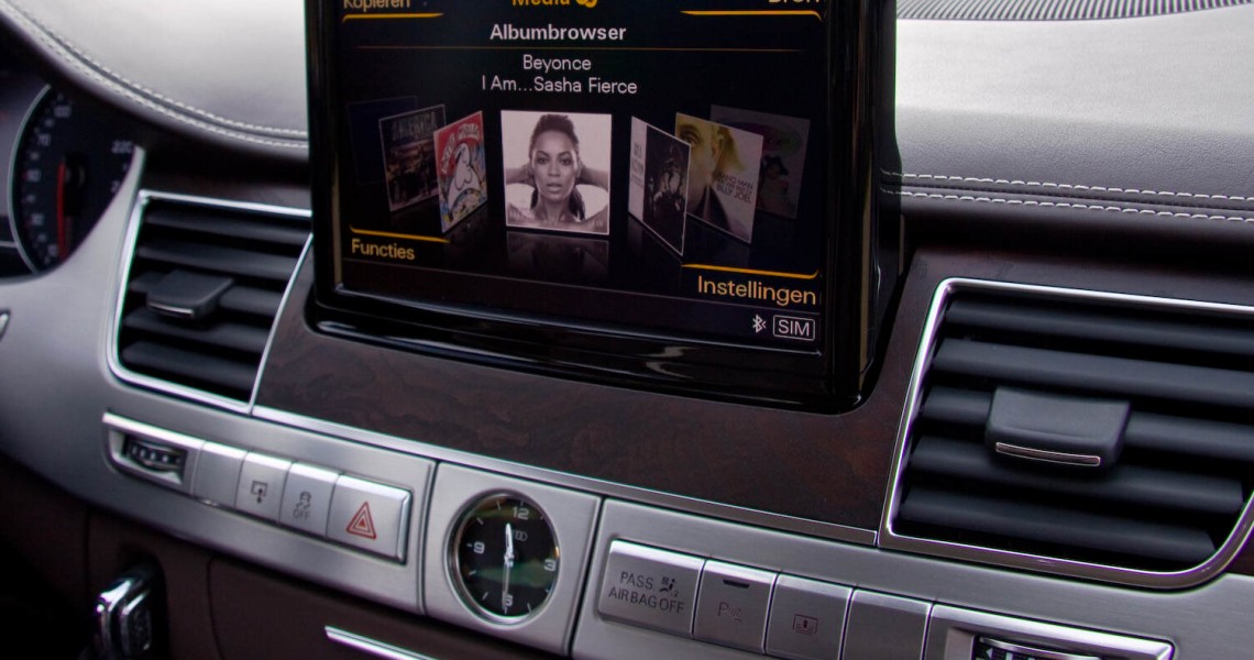 Zbliżenie na system nawigacyjny samochodu Audi S8