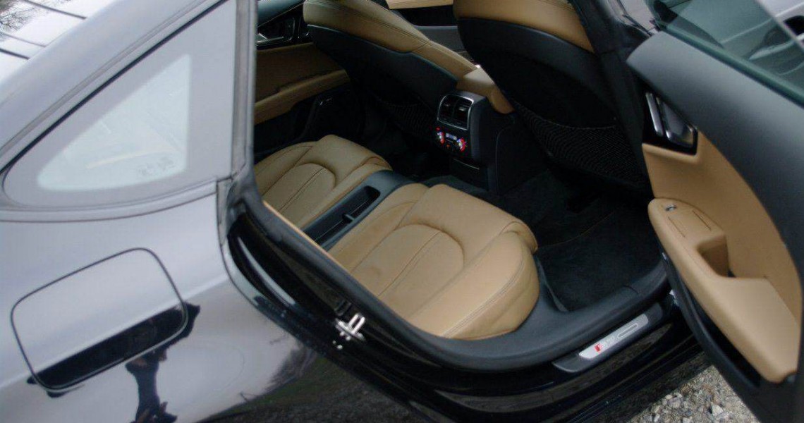 Wypożyczalnia Audi S7 - tył auta wewnątrz