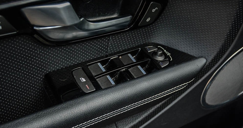 Przyciski w drzwiach Range Rover Evoque
